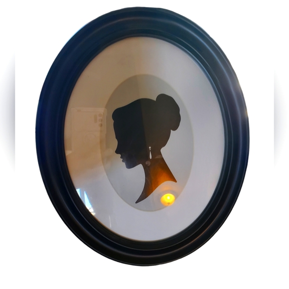 Other - 8×10 elegant decorative lady with earring frame